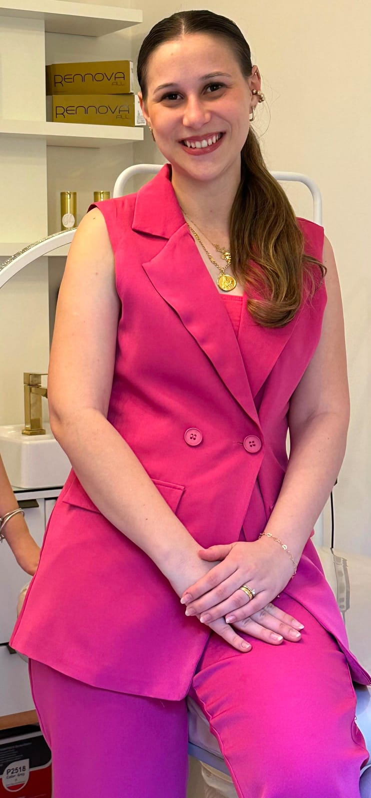 Dra. Julia Laguna Dumke em ambiente clínico